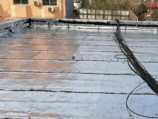 昭平卫生间漏水维修公司分享下昭平屋面楼顶防水刚性防水层施工要点。